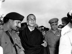 Dalai_Lama_kemur_til_Indlands_i_kjolfar_uppreisnarinnar_i_mars_1959